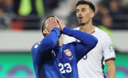 Dušan Vlahović s rukama na licu.