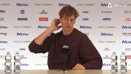 Janik Siner drži prst iza uveta i češe se.