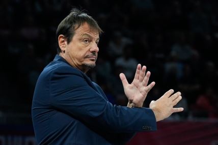 Ergin Ataman traži izmenu tokom utakmice