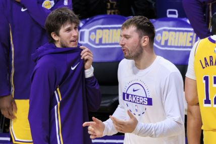 Luka Dončić i Ostin Rivs na utakmici Lejkersa i Sakramenta