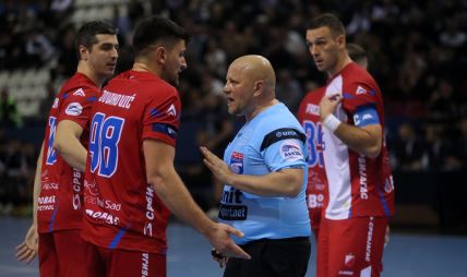 Rukometaši Vojvodine u raspravi sa sudijom na meču protiv Partizana