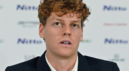 Janik Siner u odelu.