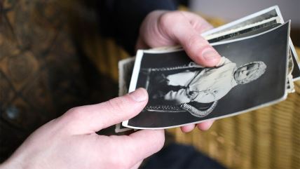 Crno-bela stara fotografija u rukama