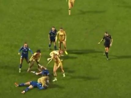 Rueša Litldžon oborila protivnicu.