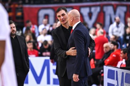 Jorgos Barcokas i Saša Obradović se pozdravljaju na utakmici Olimpijakos - Monako