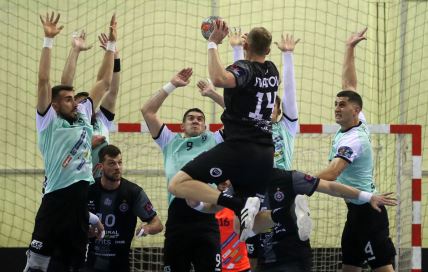 Rukometaš Partizana daje gol protiv Neksea