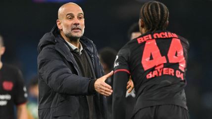 Pep Gvardiola čestita pobedu igračima Bajera