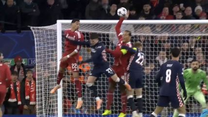 Virdžil Van Dajk igrao rukom