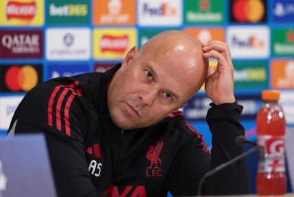 Arne Slot se češe po glavi.