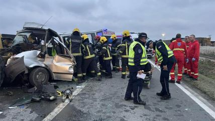 Kombi podleteo pod radnu mašinu na putu Irig - Ruma.jpg