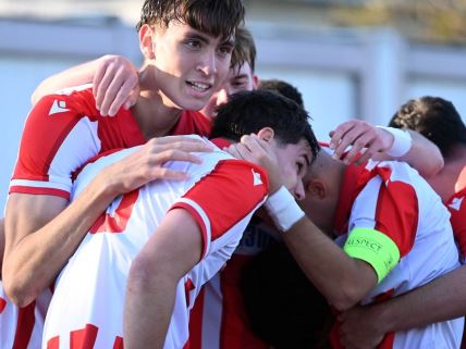 Omladinci Crvene zvezde slave pobedu.