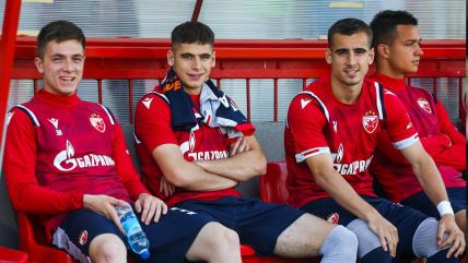 Petar Stanić na klupi Crvene zvezde sa Nikolom Stankovićem, Motikom i Andrijom Radulovićem