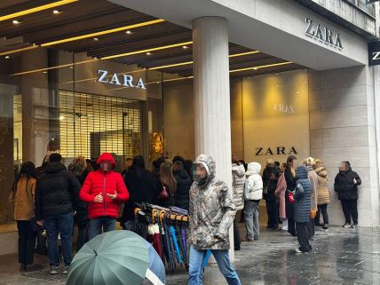 Ljudi u Knez Mihailovoj čekaju da se otvori prodavnica na Crni petak