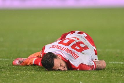 Marko Arnautović leži na terenu posle povrede