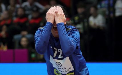 Dragana Cvijić rukometašica Srbije se drži za glavu na Svetskom prvenstvu