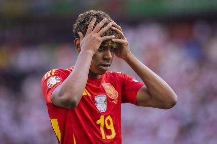 Lamin Jamal u dresu Španije se drži za glavu.