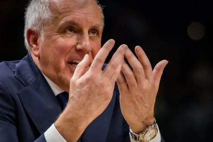 Željko Obradović pokazuuje rukama.