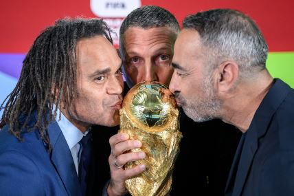 Karembe, Materaci i Đorkaef ljube pehar Svetskog prvenstva u fudbalu.