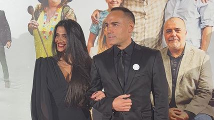 Srđan Timarov u društvu prelepe glumice premijeri filma Povratak Žikine dinastije