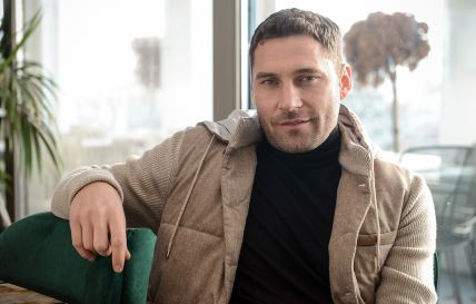 Duško Tošić pozira za kamere.