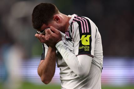 Dušan Vlahović plače zbog povrede u dresu Juventusa.