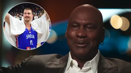 Majkl Džordan u emisiji na NBC priča, a u kružiću nasmejani Nikola Jokić.