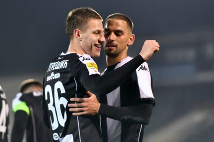 Stefan Milić i Ognjen Ugrešić slave gol.