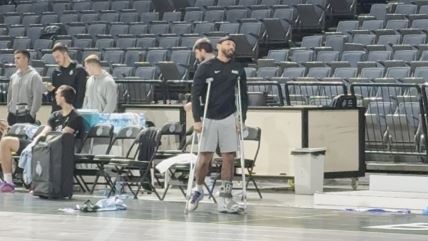 Karlik Džouns na štakama na treningu Partizana.