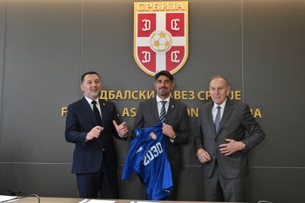 Veljko Paunović na potpisivanju ugovora