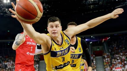 Amar Alibegović se baca za loptu u dresu Bosne i Hercegovine