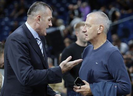 Aco Petrović i Zoran Savić razgovaraju na utakmici Partizana.