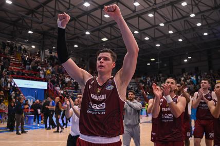 Amar Alibegović u dresu Trapanija diže ruke.