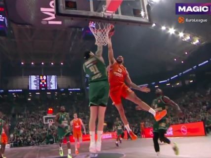 Darijus Tompson, košarkaš Valensije, zakucava protiv Panatinaikosa.