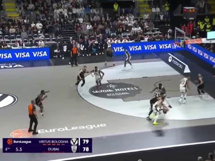 Luka Vildoza ukrao loptu Filipu Petruševu u poslednjem napadu.