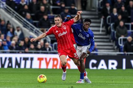 Nikola Milenković vodi loptu