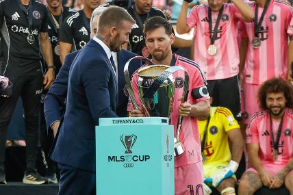 Mesi i Bekam sa peharom MLS Kupa.