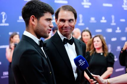 Karlos Alkaraz daje intervju, dok se Rafael Nadal smeška.