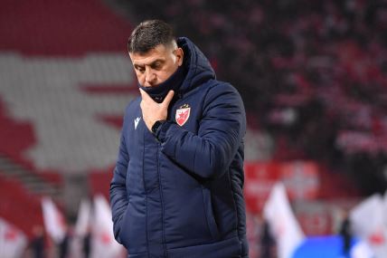 Vladan Milojević namešta šal na utakmici Zvezda Vojvodina