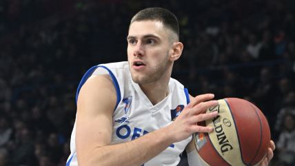 Stefan Momirov pokušava da dođe do koša rivala