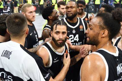 Dvejn Vašington se pozdravlja sa saigračima u Partizanu