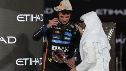 Lando Noris dobija pehar za trećeg Formule 1