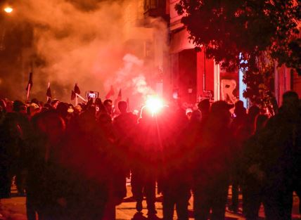 Protesti, demonstracije, huligani, navijači, policija, baklja