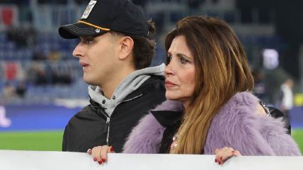 Udovica Siniše Mihajlovića Arijana i sin Miroslav drže transparent u čast Siniše MIhajlovića na utakmici Lacio Bolonja na Olimpiku