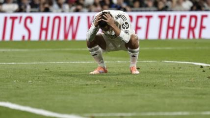 Igrač Reala Gonzalo Garsija se drži za glavu