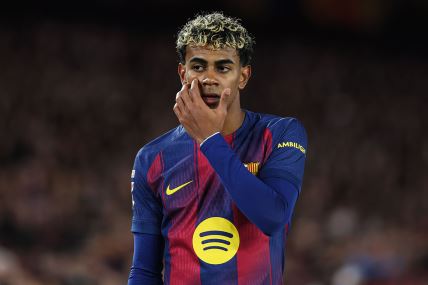 Lamin Jamal u dresu Barselone češe lice.