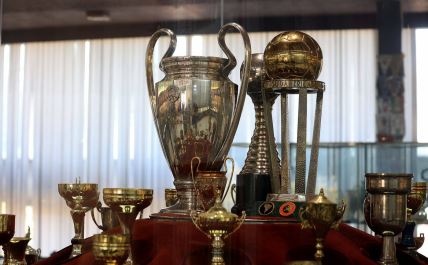 Trofeji koje je Crvena zvezda osvojila u Bariju i Tokiju 1991. godine.