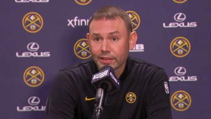 Dejvid Adelman na konferenciji za medije.