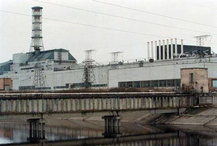 Pogled na treći i četvrti blok nuklearne elektrane Černobilj i kao i na sarkofag