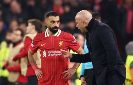 Mohamed Salah i Arne Slot pričaju na utakmici Liverpula