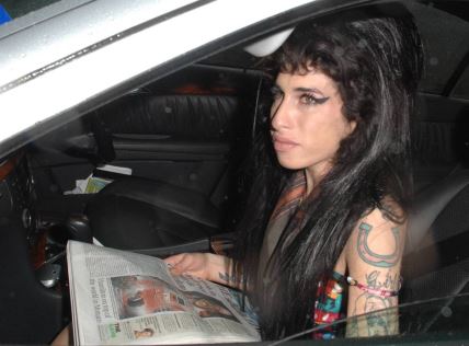 Otac Ejmi Vajnhaus tuži njene dve prijateljice traži 835 000 €